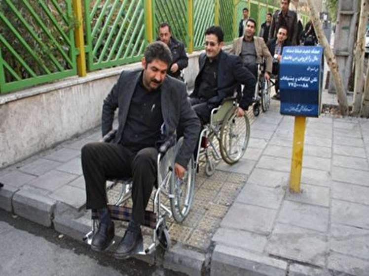 تجمع معلولین معترض در مقابل مجلس