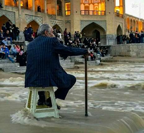 عکس/ نمایی متفاوت از شادی اصفهانی‌ها بعد از بازگشت آب به زاینده‌رود