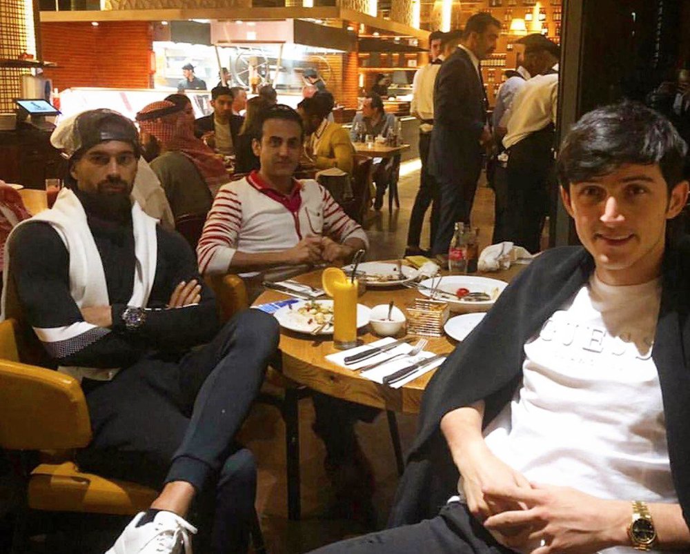 عکس: ملی پوشان بیرون از هتل شام خوردند