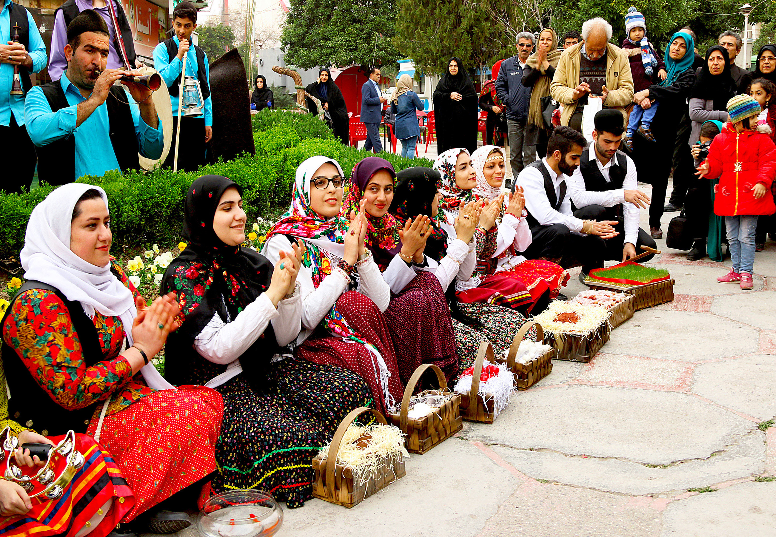 پیک نوروزی/ انسان شاد یاور اهورامزدا و انسان غمگین همنشین اهریمن است(نهایی)