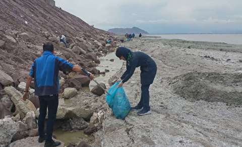 فیلم: پاکسازی سواحل دریاچه ارومیه