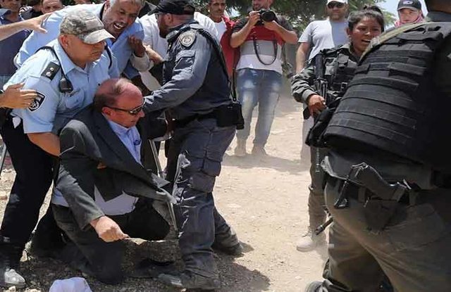 ضرب و شتم و خلع حجاب زنان فلسطینی توسط پلیس رژیم صهیونیستی+تصاویر