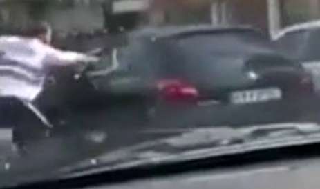 ویدئو / درگیری شدید و عجیب پلیس با یک راننده این‌بار در خیابان‌های شهر!