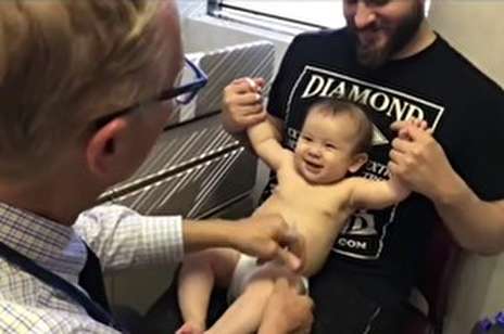 ویدئو / رفتار تحسین‌برانگیز یک پزشک برای واکسن‌زدن به نوزادان