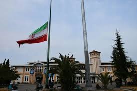 نیمه افراشته شدن پرچم ایران در مرز آستارا