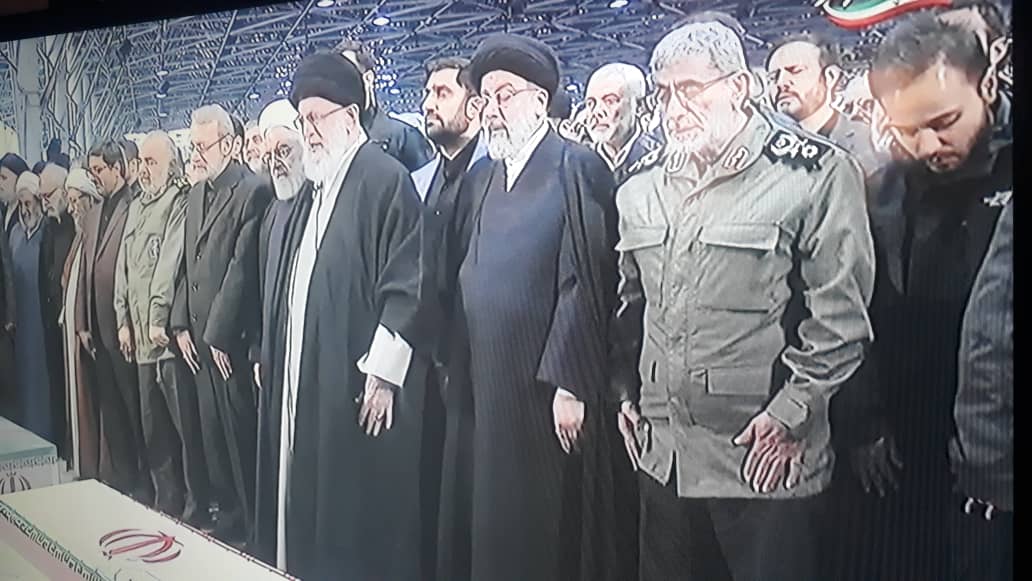 رهبر انقلاب بر پیکر شهید سلیمانی نماز اقامه کردند
