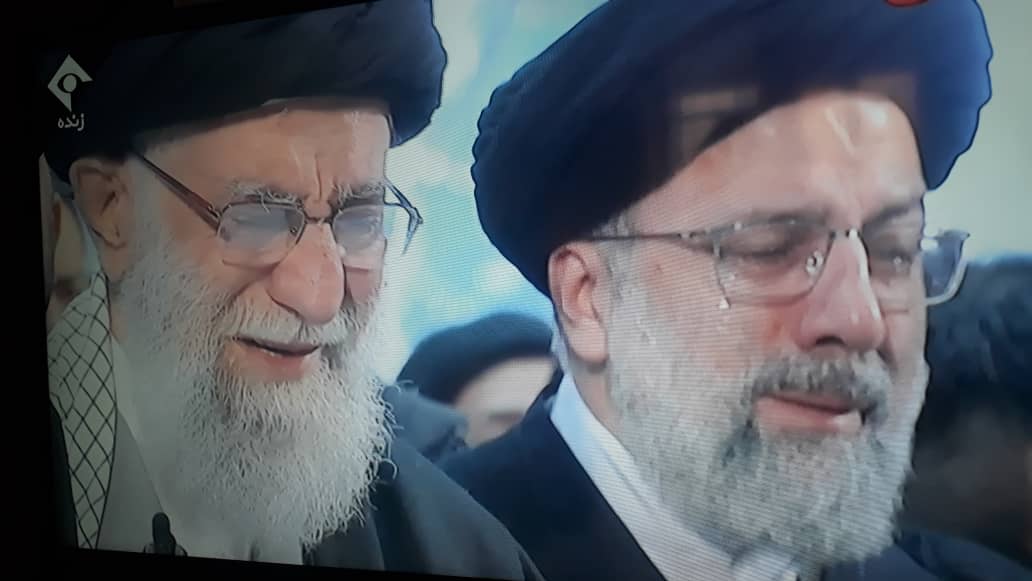 رهبر انقلاب بر پیکر شهید سلیمانی نماز اقامه کردند رهبر انقلاب بر پیکر شهید سلیمانی نماز اقامه کردند