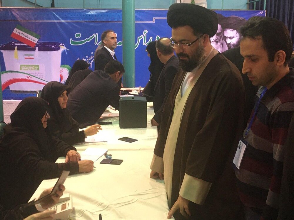 عکسی از پسر سیدحسن خمینی در پای صندوق رأی