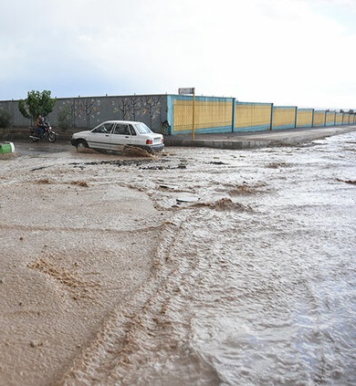 وارد شدن خسارت به خانوار‌های ورزقانی در پی بارش باران/ خودداری از تردد در مسیل رودخانه‌ها