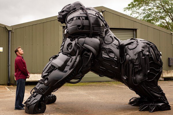 عکس/ قطعات خودروهای اسقاطی به گوریل آهنی تبدیل شد