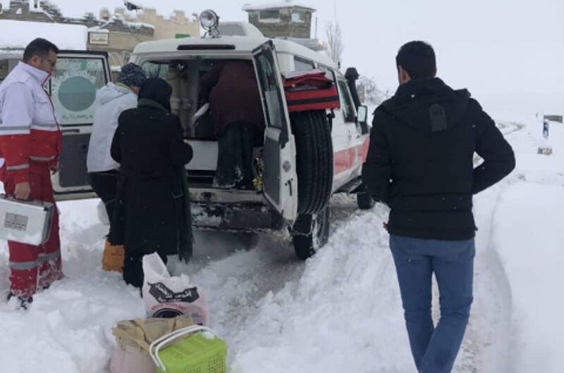 نجات ۳۹ مادر باردار در آذربایجان‌غربی از محاصره برف