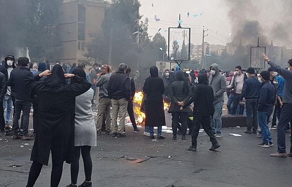 محرومیت، تبعیض و حضور گسترده زنان در اعتراضات آبان ۹۸/ چرا در آبان ۹۸ زنان به خیابان آمدند/ چهره زنانه خیابان در اعتراضات آبان ۹۸