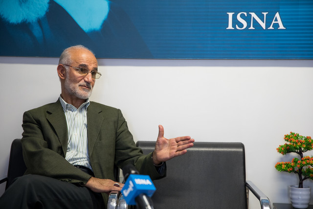 دکتر معین از نتایج پژوهش جهانی درباره ماندگاری ویروس کرونا در هوا میگوید