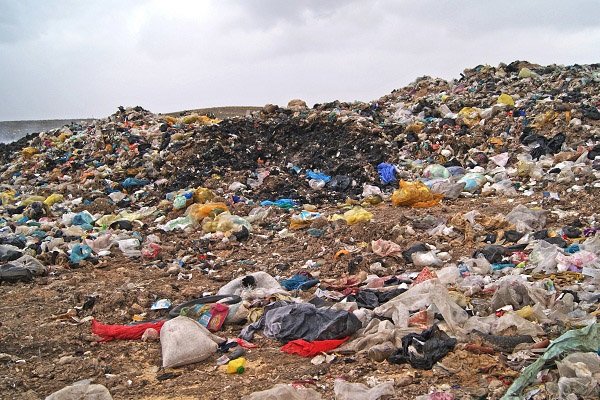برخورد شدید با تخلیه زباله شهر‌های همجوار در محل دفن زباله بناب