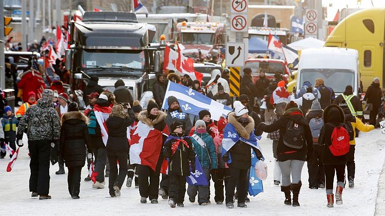 پلیس کانادا پل مسدودشده توسط کامیون‌داران را تخلیه کرد