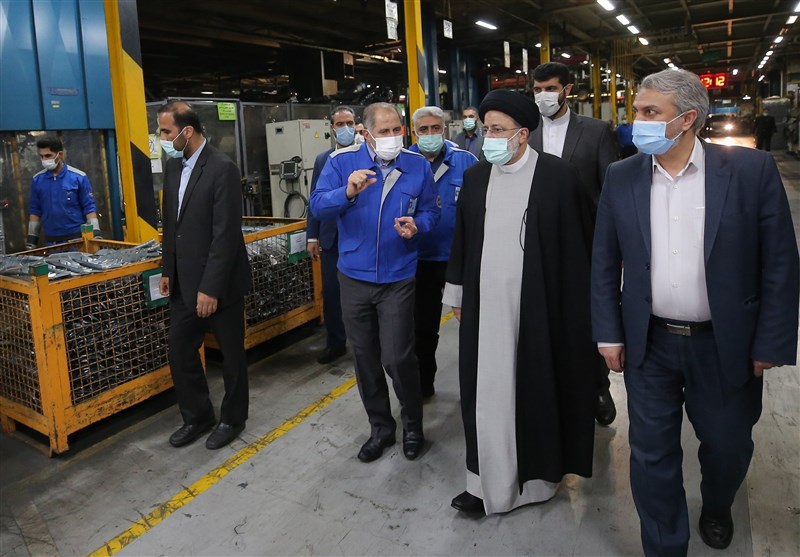 رئیسی در بازدید از ایران خودرو: خودروهای‌ دپوشده را ترخیص کنید