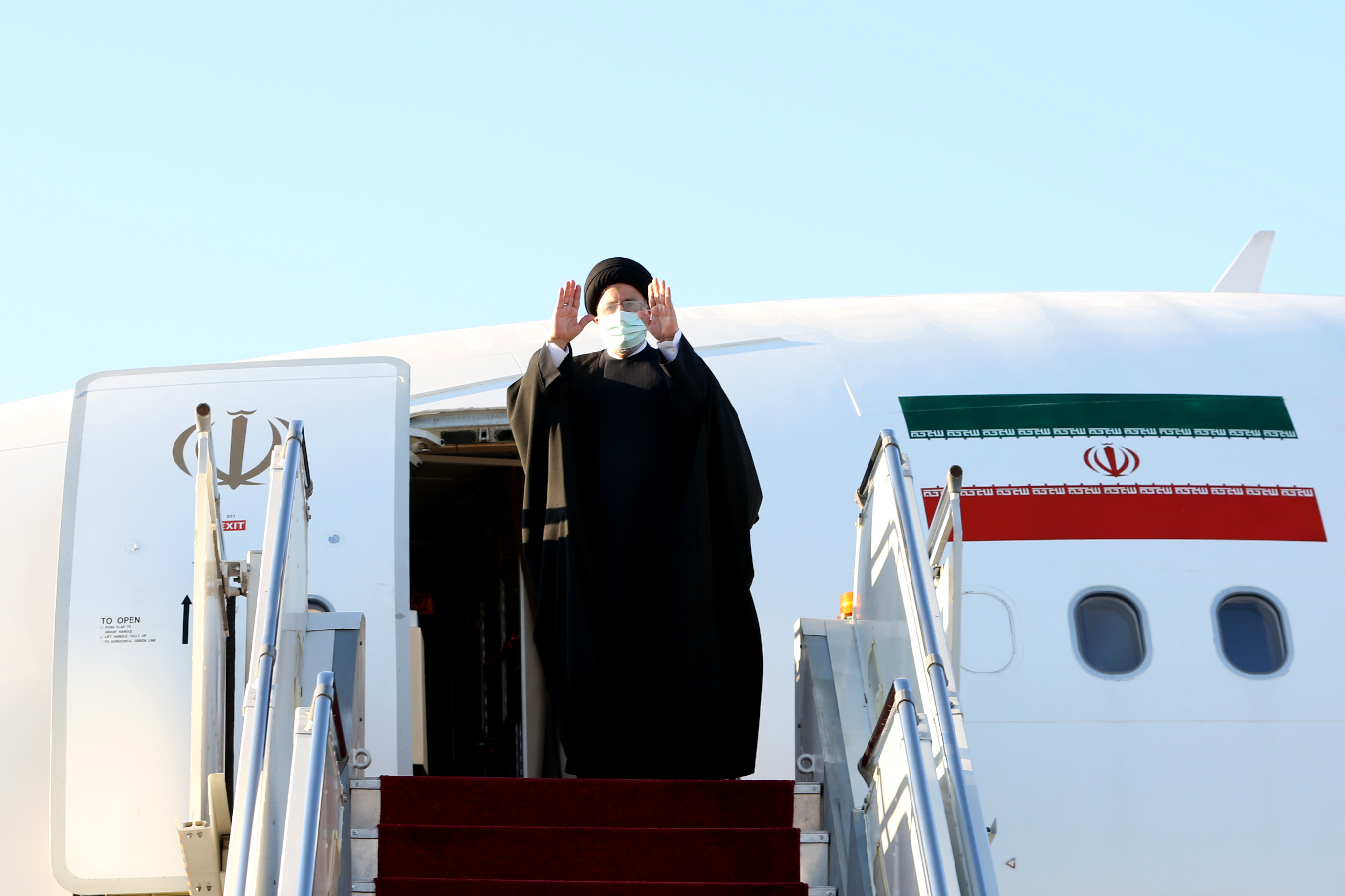 «رئیسی» تهران را به مقصد دوحه ترک کرد