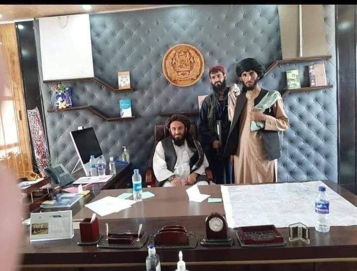 طالبان پشت میز دفتر اشرف غنی