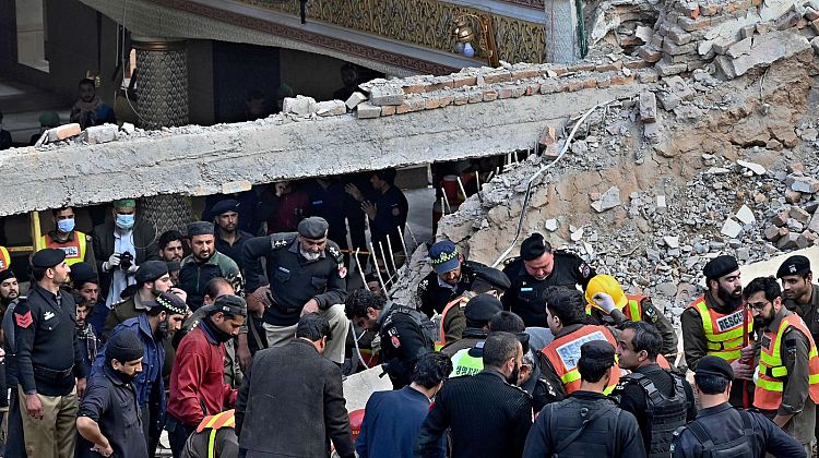 انفجار مرگبار در مسجد پیشاور؛ لغو سفر رئیس امارات پیش از حادثه