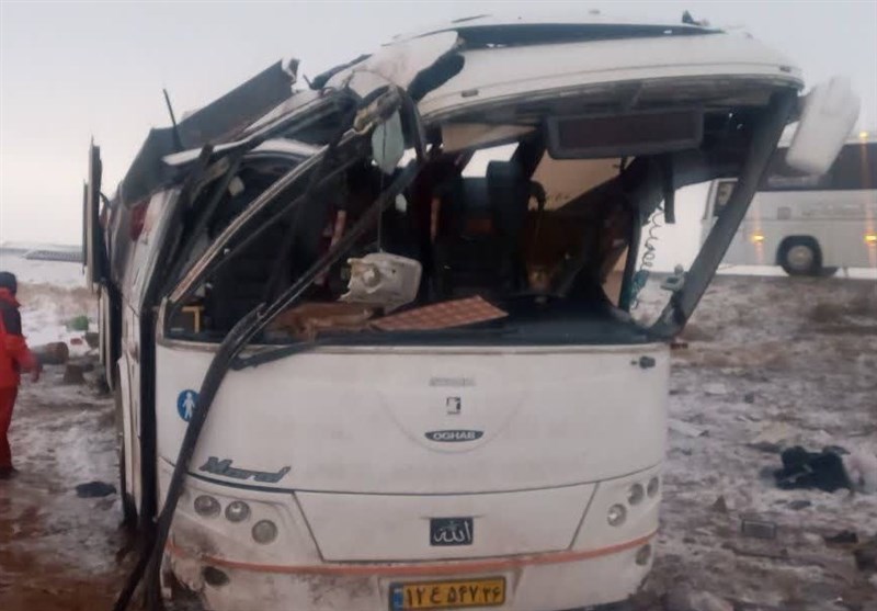 واژگونی اتوبوس در محور اندیمشک ـ خرم‌آباد با یک کشته و ۲۷ مصدوم