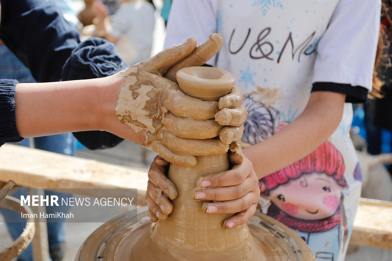 کارگاه سفالگری برای کودکان در همدان/ گزارش تصویری