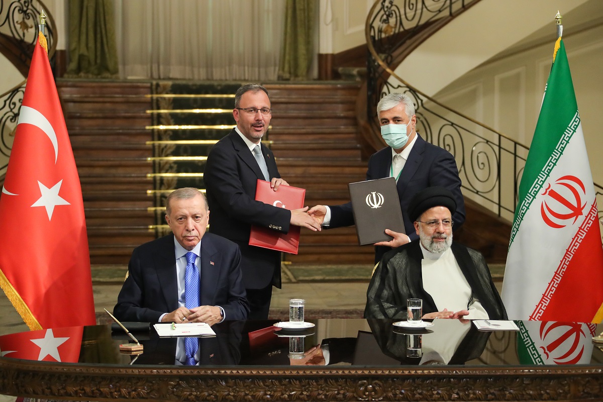 ایران و ترکیه هشت سند همکاری امضا کردند