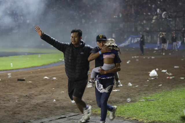 فاجعه در زمین فوتبال؛ ۱۸۲ نفر در اندونزی کشته شدند