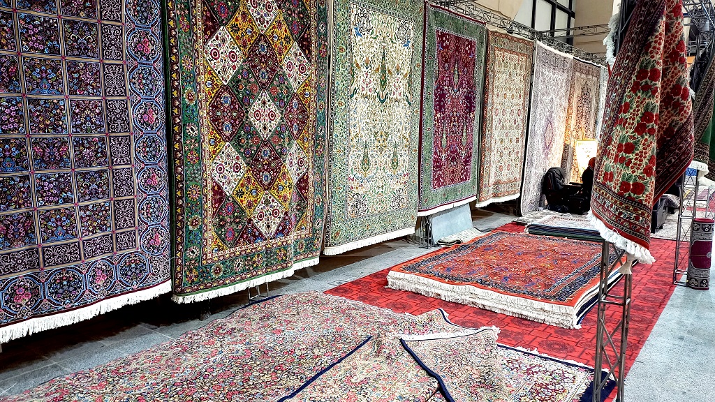 درخشش طرح‌ها و رنگ‌های فرش نفیس آفرینش در بهشت فرش‌های دستباف ایران