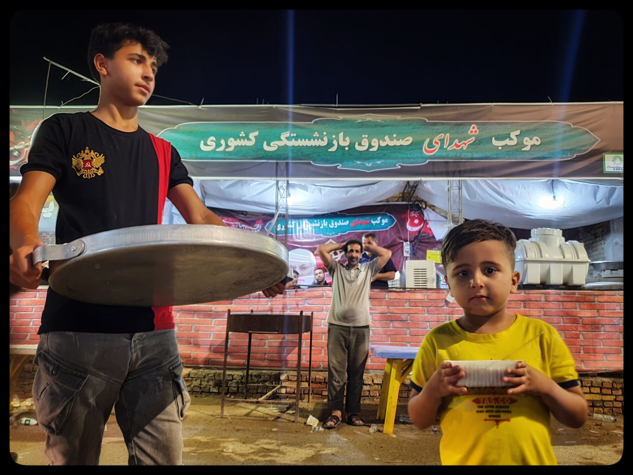 پذیرایی از کودکان توسطِ غرفه‌ی بازنشستگان + گزارش تصویری