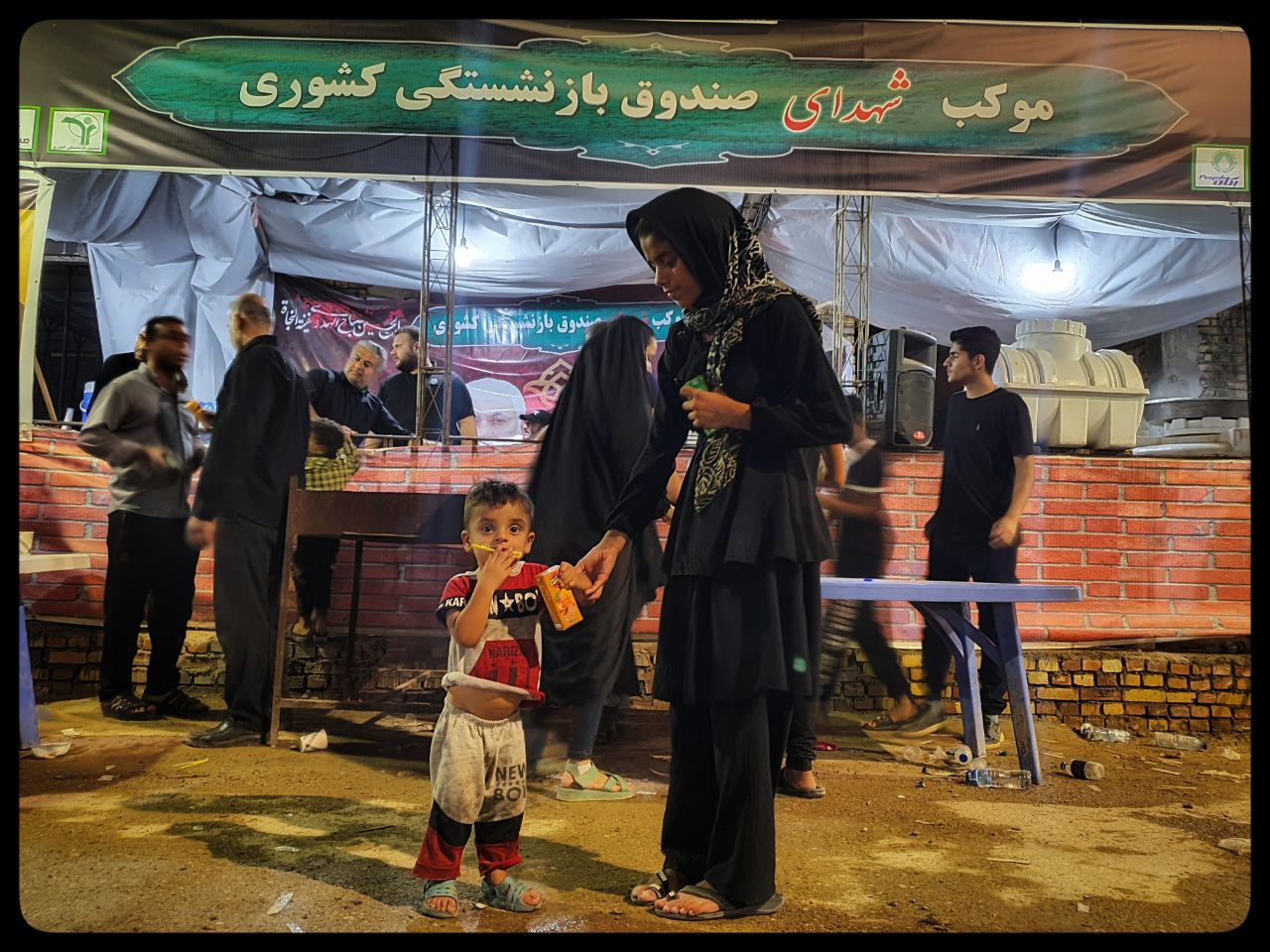 پذیرایی از کودکان توسطِ غرفه‌ی بازنشستگان + گزارش تصویری