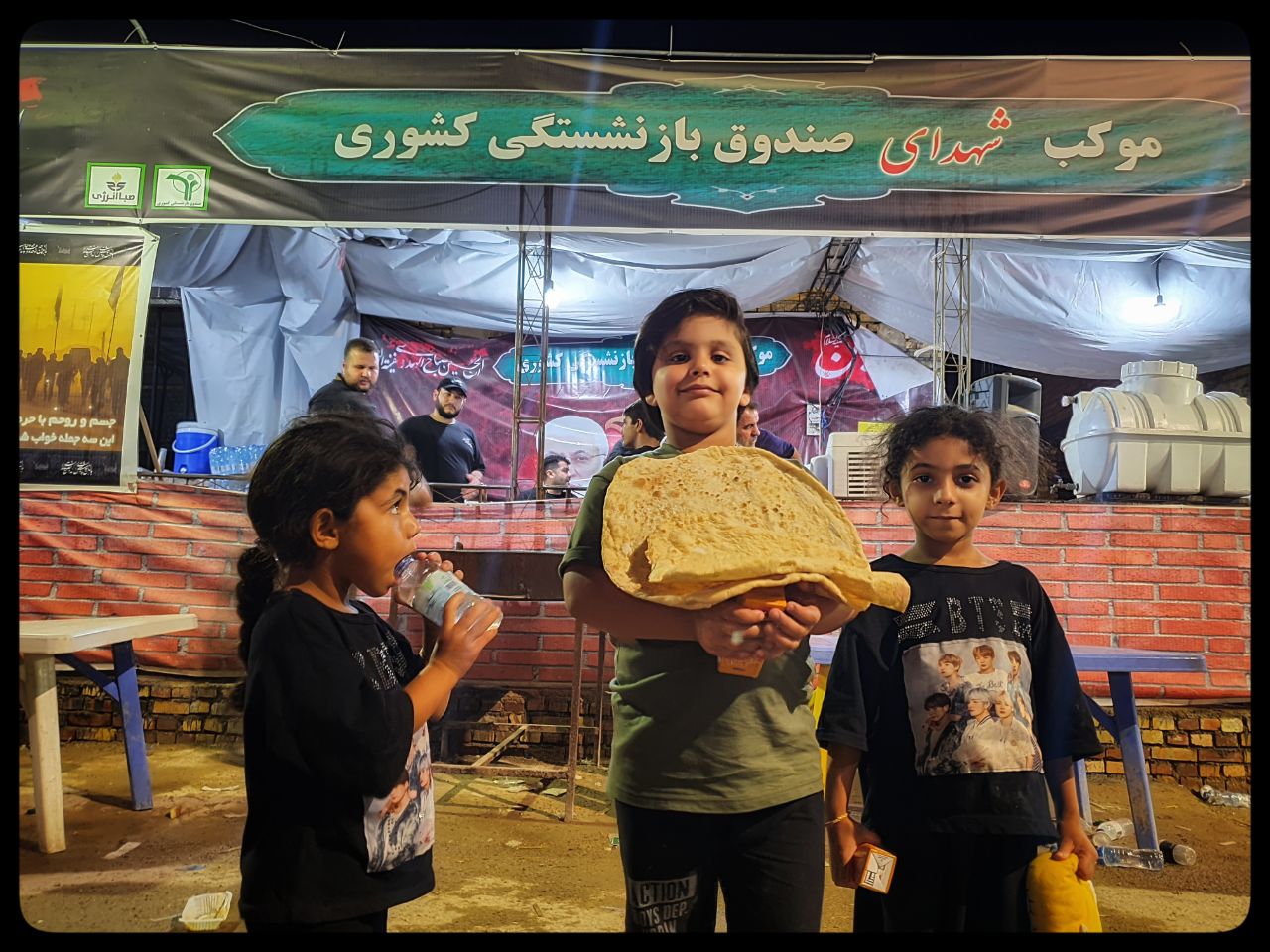 پذیرایی از کودکان توسطِ غرفه‌ی بازنشستگان + گزارش تصویری