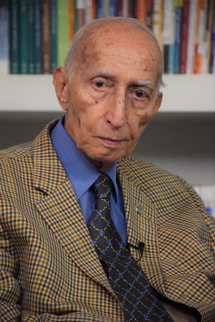 استاد دانشگاه و دانشمند احترام میخواهد/ تاثیر ژنتیکِ «مرگ بر این و آن» از بین رفتن مهربانی است! با فرهنگ داریوش فرهود