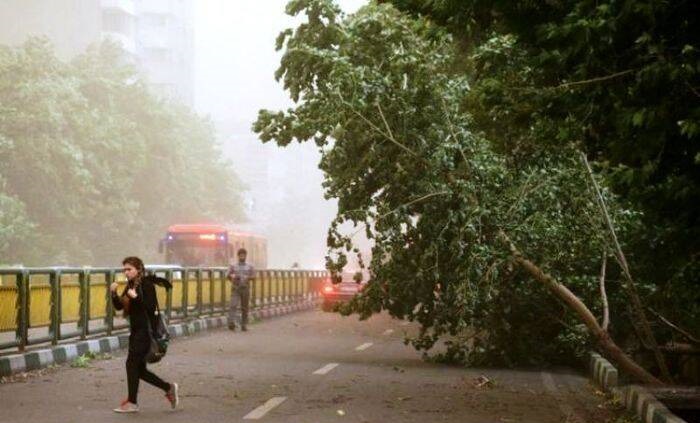 تندباد لحظه‌ای و بارش باران در تهران