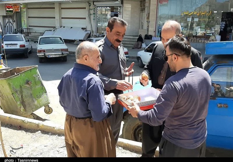 توزیع شیرینی در کردستان پس از حمله موشکی به اسرائیل