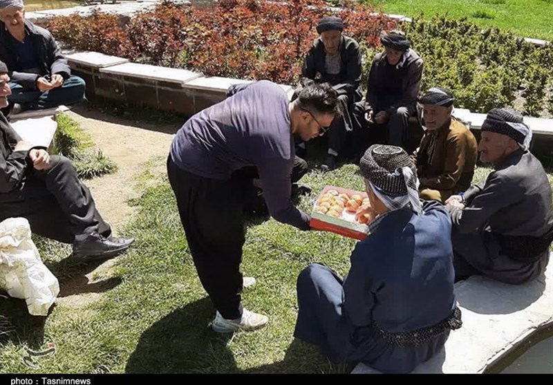 توزیع شیرینی در کردستان پس از حمله موشکی به اسرائیل