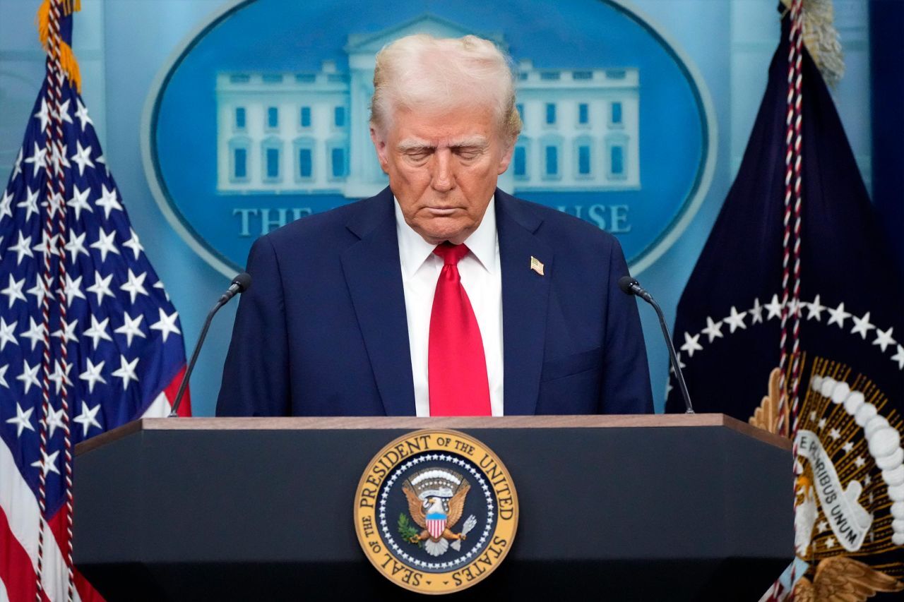 واکنش ترامپ به فاجعه هوایی در آمریکا؛ عامل این اشتباه، خلبان بالگرد بود واکنش ترامپ به فاجعه هوایی در آمریکا؛ عامل این اشتباه، خلبان بالگرد بود