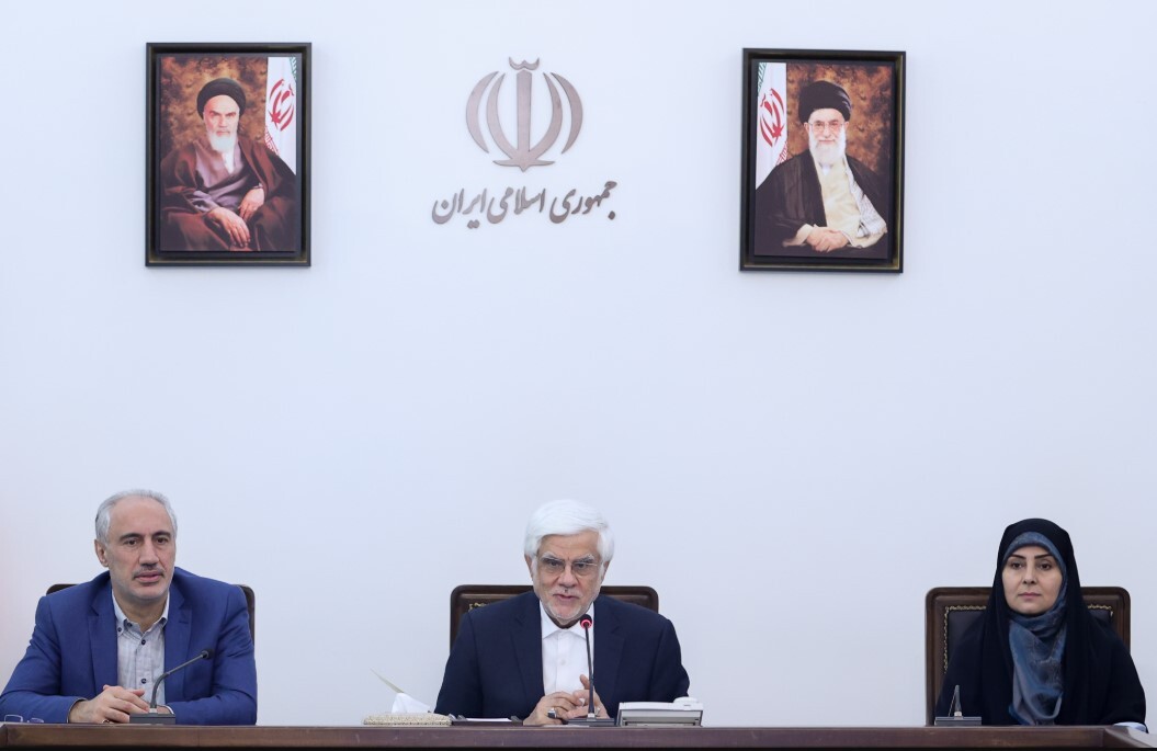 عارف: باید تعارف را کنار بگذاریم و ببینیم موانع چیست/ کارمند انگیزه لازم را ندارد