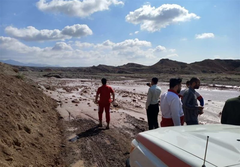 سیل و آبگرفتگی در روستای «چنداب»؛ چند خودرو گرفتار شدند