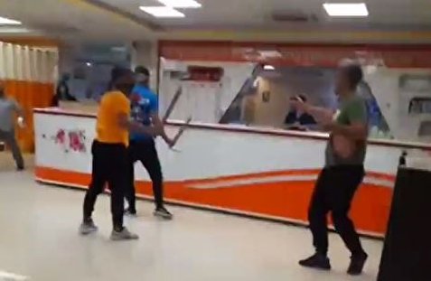 حمله قمه‌کش‌ها به اورژانس بیمارستان دلفان لرستان!/ ۳ نفر دستگیر شدند +ویدیو