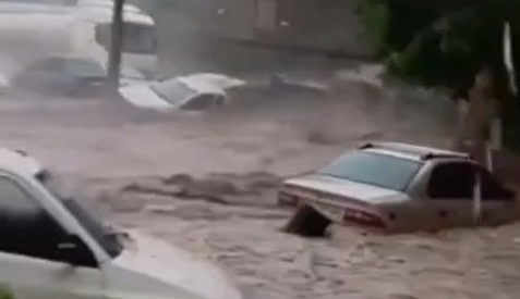 سیل شدید در مشهد؛ خودروها زیر آب +ویدیو
