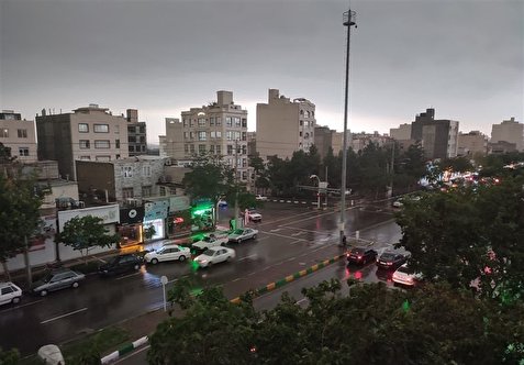 بارش باران و تگرگ در مشهد؛ آسمان ظهر تبدیل به شب شد!/ سیل ماشین را برد +ویدیو و عکس