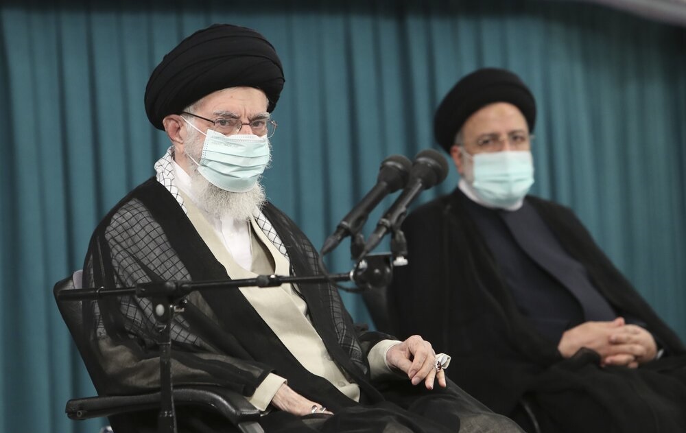 رهبر انقلاب: امیدواریم خداوند، رئیس‌‍جمهور و همراهان را به آغوش ملت برگرداند/ ملت ایران نگران نباشند