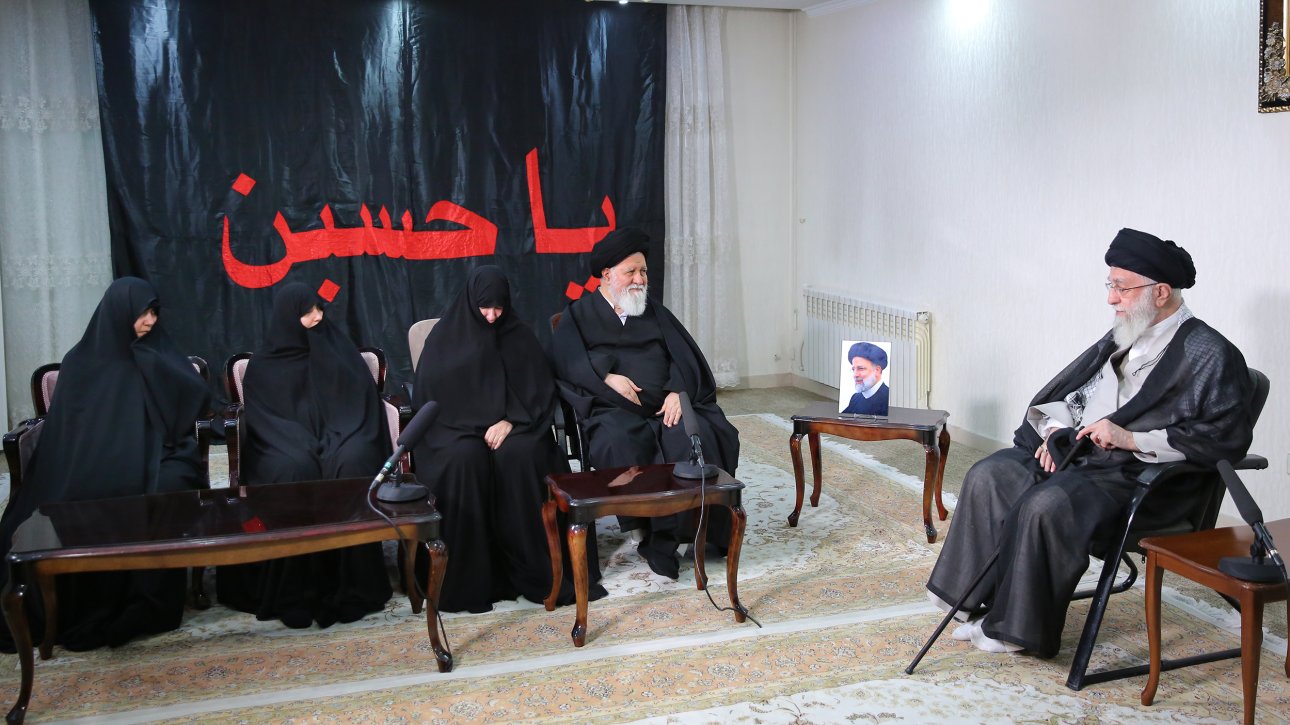 حضور رهبر انقلاب در منزل شهید رئیسی