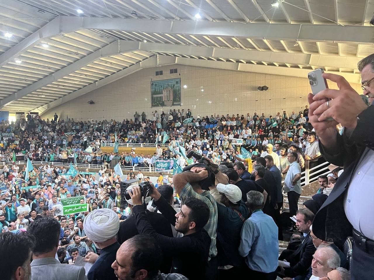 واکنش‌ها به مناظره سوم؛ پزشکیان به زیارت شاه‌چراغ رفت/ سفر جلیلی به اصفهان +عکس