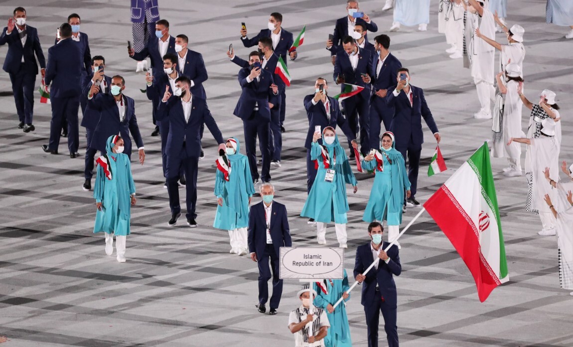 رژه کاروان ایران در افتتاحیه المپیک با قایق در رودخانه سن