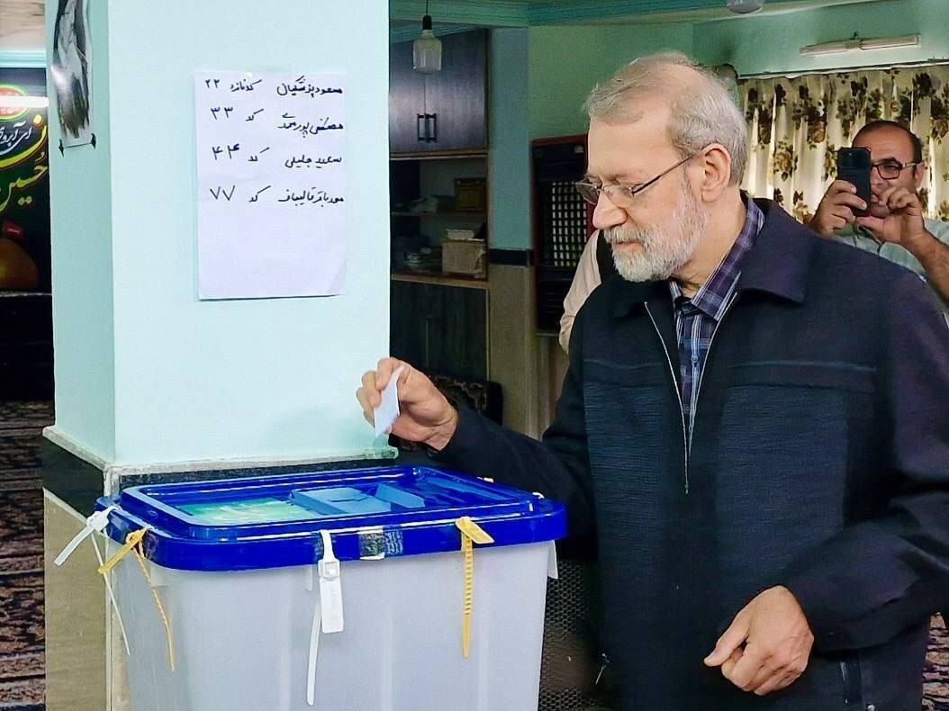 رهبر انقلاب رای دادند/ محمد خاتمی رای خود را به صندوق انداخت/ قالیباف رای داد +عکس