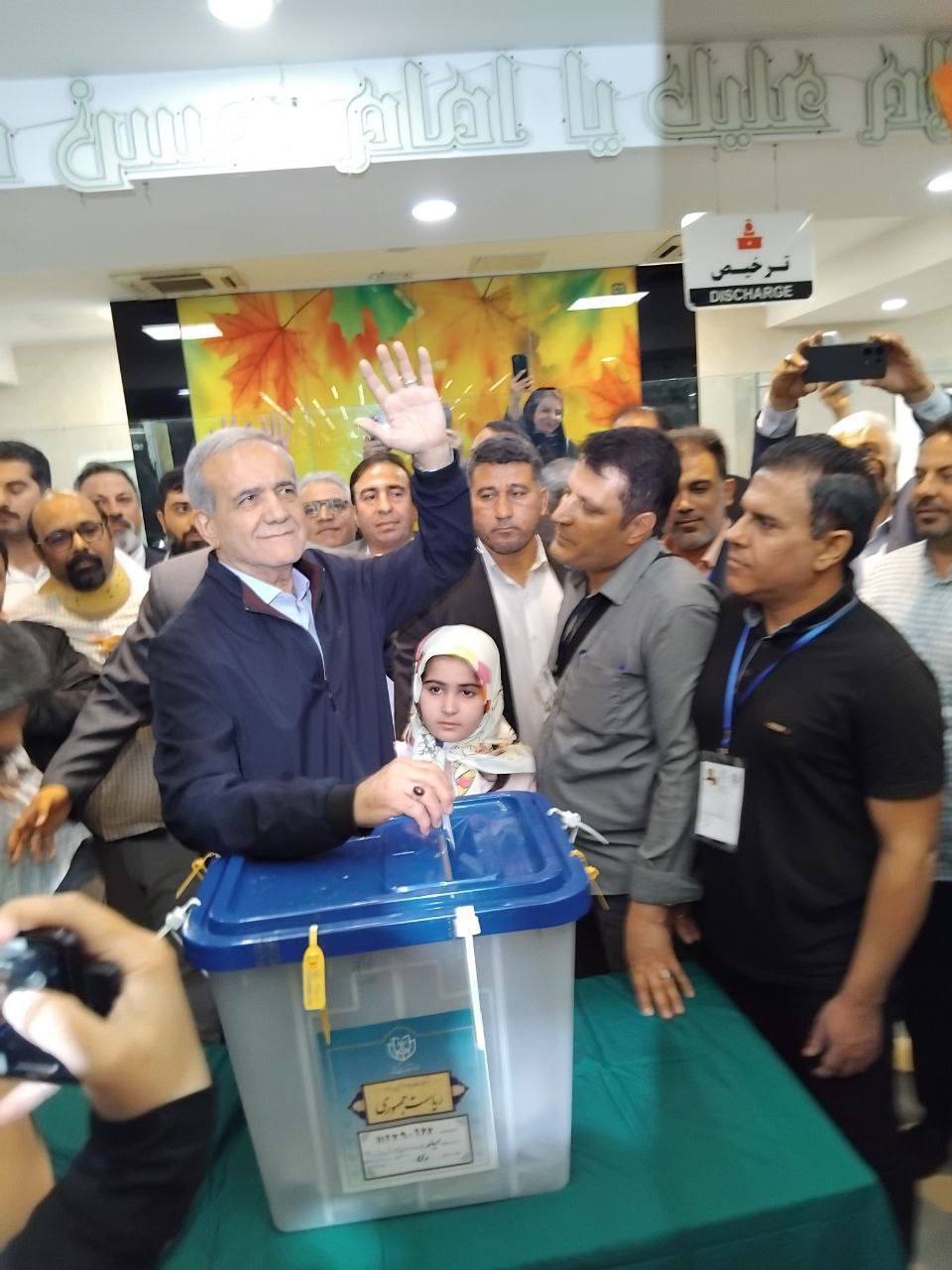 رهبر انقلاب رای دادند/ حضور پزشکیان در بیمارستان فیروزآبادی/ حسن روحانی در یک مدرسه/ نامزد پوششی رای داد +عکس