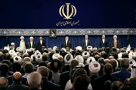 آغاز مراسم تنفیذ با حضور رهبر انقلاب و پزشکیان/ روحانی، لاریجانی و جلیلی در کنارهم +ویدیو