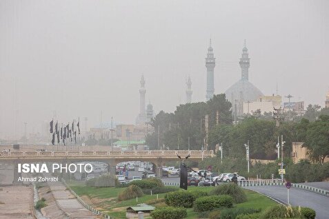 آسمان غبارآلود قم و ادامه روند افزایش دما