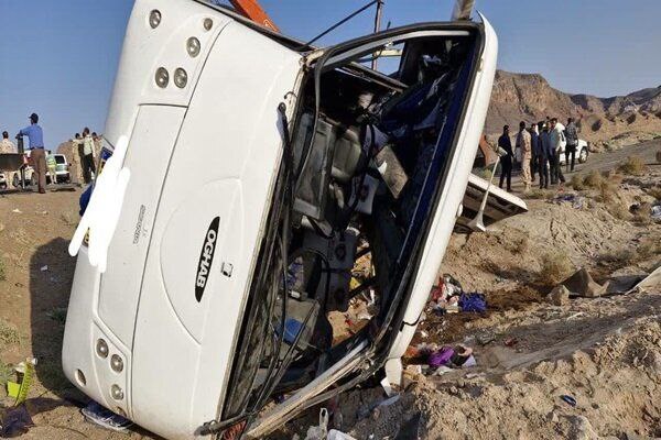 ۳۰ مصدوم در واژگونی اتوبوس در جاده ساوه